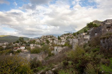Fethiye 'nin Kayakoy köyüne giden taş merdivenler. Kayakoy, Asya 'nın en büyük hayalet kasabasıdır (Anadolu).)