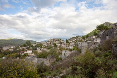 Fethiye 'nin Kayakoy köyüne giden taş merdivenler. Kayakoy, Asya 'nın en büyük hayalet kasabasıdır (Anadolu).)