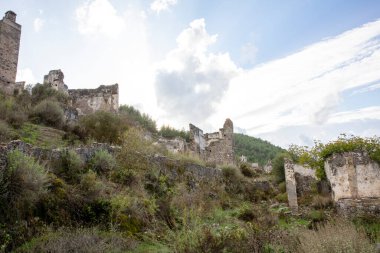 Fethiye 'nin Kayakoy köyüne giden taş merdivenler. Kayakoy, Asya 'nın en büyük hayalet kasabasıdır (Anadolu).)