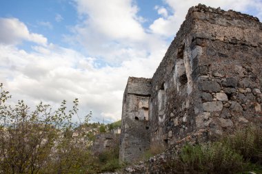 Fethiye 'nin Kayakoy köyüne giden taş merdivenler. Kayakoy, Asya 'nın en büyük hayalet kasabasıdır (Anadolu).)