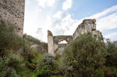 Fethiye 'nin Kayakoy köyüne giden taş merdivenler. Kayakoy, Asya 'nın en büyük hayalet kasabasıdır (Anadolu).)