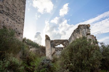 Fethiye 'nin Kayakoy köyüne giden taş merdivenler. Kayakoy, Asya 'nın en büyük hayalet kasabasıdır (Anadolu).)