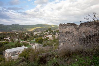 Fethiye 'nin Kayakoy köyüne giden taş merdivenler. Kayakoy, Asya 'nın en büyük hayalet kasabasıdır (Anadolu).)