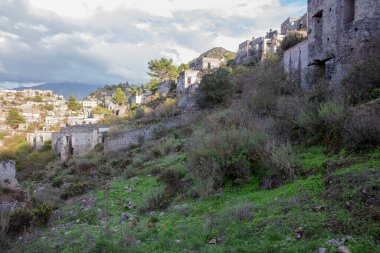 Terk edilmiş Yunan Köyü Kayakoy, Fethiye, Türkiye. Eski Yunan evleri, Akdeniz kıyısında kayak.