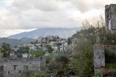 Tarihi Lycian köyü Kayakoy, Fethiye, Mugla, Türkiye. Hayalet kasaba Kayakoy, Lebessos ve Lebessis olarak biliniyor.. 
