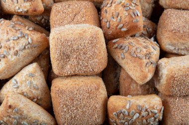 Masada taze kokulu ekmek. Yiyecek konsepti.