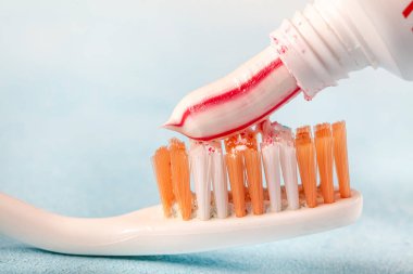 Mavi ahşap arka planda diş fırçası ve diş macunu..