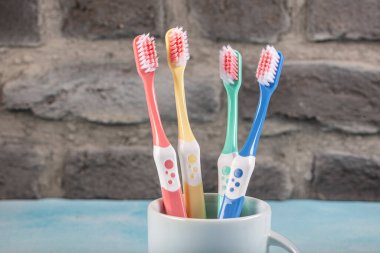 Fotokopi alanı olan mavi arkaplanda diş fırçası, yakın plan. Diş sağlığı konsepti.