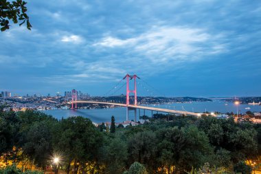 İstanbul 'daki İstanbul Köprüsü - Asya ile Avrupa' yı birbirine bağlıyor. İyi akşamlar, uzun pozlama..