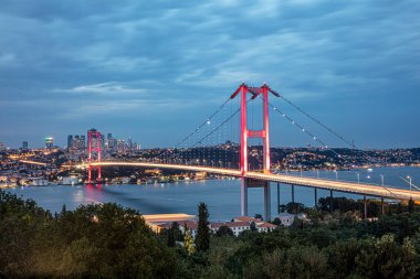 İstanbul 'daki İstanbul Köprüsü - Asya ile Avrupa' yı birbirine bağlıyor. İyi akşamlar, uzun pozlama..