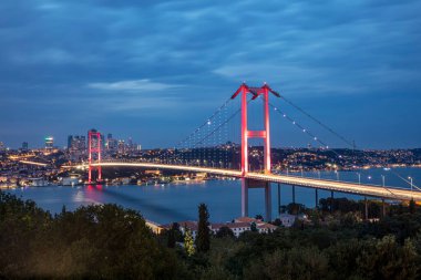 İstanbul 'daki İstanbul Köprüsü - Asya ile Avrupa' yı birbirine bağlıyor. İyi akşamlar, uzun pozlama..