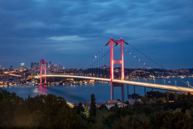 İstanbul 'daki İstanbul Köprüsü - Asya ile Avrupa' yı birbirine bağlıyor. İyi akşamlar, uzun pozlama..