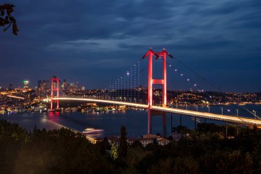 İstanbul 'daki İstanbul Köprüsü - Asya ile Avrupa' yı birbirine bağlıyor. İyi akşamlar, uzun pozlama..