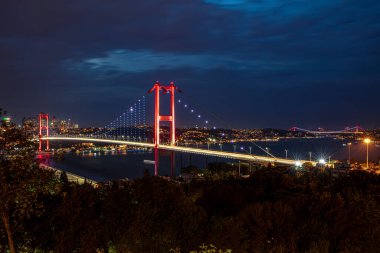 İstanbul 'daki İstanbul Köprüsü - Asya ile Avrupa' yı birbirine bağlıyor. İyi akşamlar, uzun pozlama..