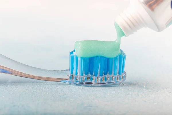 Spazzolino Denti Sul Tavolo Con Dentifricio Tubo Dentifricio Fondo Sfocato — Foto Stock