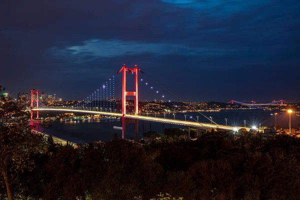 İstanbul 'daki İstanbul Köprüsü - Asya ile Avrupa' yı birbirine bağlıyor. İyi akşamlar, uzun pozlama..