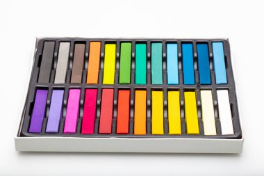 Renkli tebeşirler. Kare renkli pastel tebeşirler yakın plan, beyaz arkaplanda. Eğitim kavramı..