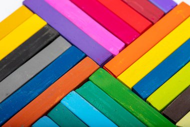 Renkli tebeşirler. Kare renkli pastel tebeşirler yakın plan, beyaz arkaplanda. Eğitim kavramı..