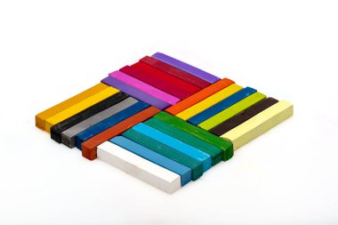 Renkli tebeşirler. Kare renkli pastel tebeşirler yakın plan, beyaz arkaplanda. Eğitim kavramı..