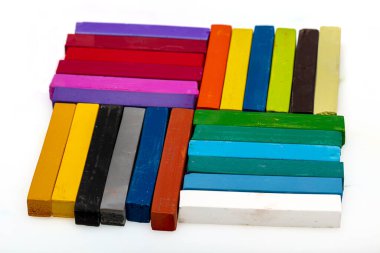 Renkli tebeşirler. Kare renkli pastel tebeşirler yakın plan, beyaz arkaplanda. Eğitim kavramı..