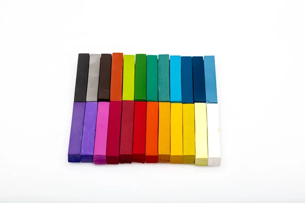 Gekleurde Krijtjes Vierkante Kleurrijke Pastelkrijt Tops Close Witte Achtergrond Onderwijs — Stockfoto