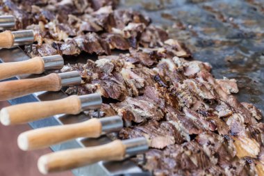 Türk eğimli bağışçı. Cag kebabı. Erzurum Cag kebabı. Kuzu etinden yapılmış et ve odun ateşinde pişirilmiş. Erzurum örgü kebabı (Türk kebabı )