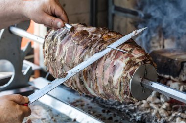 Türk eğimli bağışçı. Cag kebabı. Erzurum Cag kebabı. Kuzu etinden yapılmış et ve odun ateşinde pişirilmiş. Erzurum örgü kebabı (Türk kebabı )