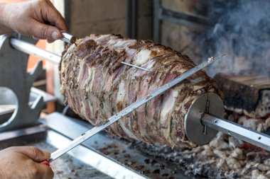 Türk eğimli bağışçı. Cag kebabı. Erzurum Cag kebabı. Kuzu etinden yapılmış et ve odun ateşinde pişirilmiş. Erzurum örgü kebabı (Türk kebabı )
