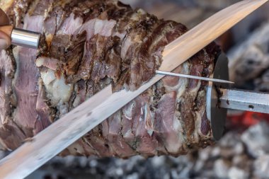 Türk eğimli bağışçı. Cag kebabı. Erzurum Cag kebabı. Kuzu etinden yapılmış et ve odun ateşinde pişirilmiş. Erzurum örgü kebabı (Türk kebabı )