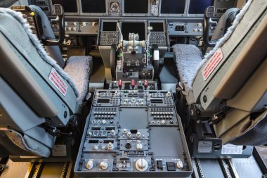 Antalya, Türkiye 26 Mayıs 2017; Uluslararası Antalya Havaalanı hindisi. Boeing 737-800 Kokpit manzaralı