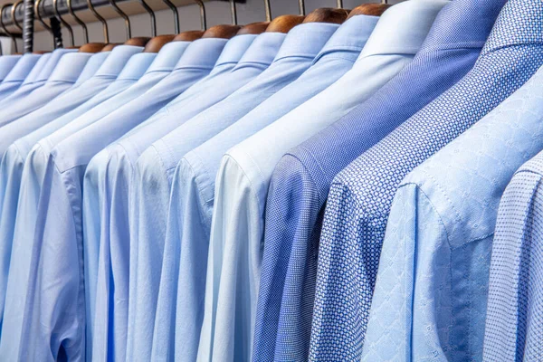 Camisas Masculinas Cabide Para Venda Loja Masculino Desgaste Cabide Madeira — Fotografia de Stock