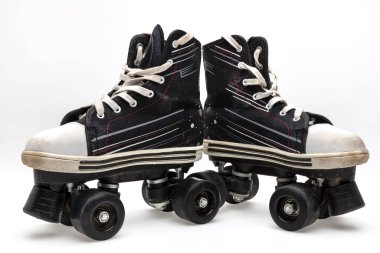 Kayın. Beyaz arkaplanda çift patenler.