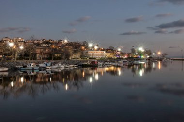 Kucukcekmece 'den İstanbul' daki Cennet Sahili 'nde gece boyunca bulutlar görüldü..