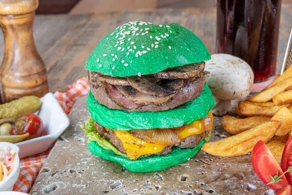 Groene Hamburger Klassieke Amerikaanse Hamburger Groen Broodje Geserveerd Met Houten — Stockfoto