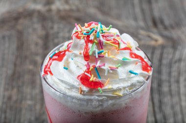 Taze çilekli smoothie veya ahşap zeminde milkshake ve böğürtlen. Kopyalama alanı olan üst görünüm. Sağlıklı Yeme kavramı