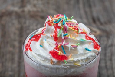 Taze çilekli smoothie veya ahşap zeminde milkshake ve böğürtlen. Kopyalama alanı olan üst görünüm. Sağlıklı Yeme kavramı