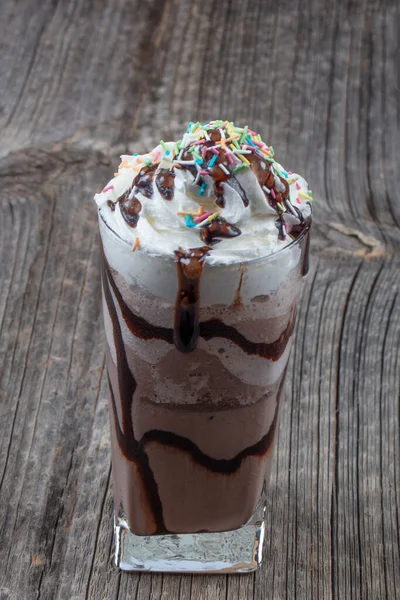 Heerlijke Milkshakes Houten Ondergrond Chocolademilkshake — Stockfoto