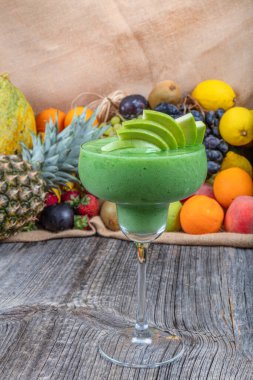 Renkli Donmuş Kivi, karışık meyve arkaplanlı elma.