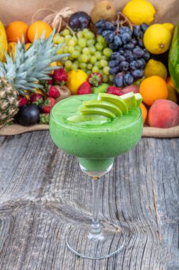 Renkli Donmuş Kivi, karışık meyve arkaplanlı elma.