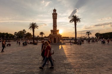 İzmir, Türkiye - 4 Ağustos 2018; İzmir, İzmir 'de Konak Meydanı ve Saat Kulesi manzarası. İzmir Saat Kulesi kentin en tanınmış simgesidir..