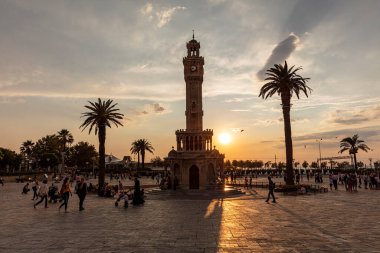 İzmir, Türkiye - 4 Ağustos 2018; İzmir, İzmir 'de Konak Meydanı ve Saat Kulesi manzarası. İzmir Saat Kulesi kentin en tanınmış simgesidir..