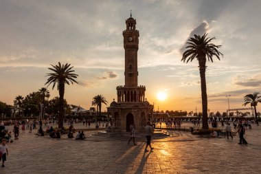 İzmir, Türkiye - 4 Ağustos 2018; İzmir, İzmir 'de Konak Meydanı ve Saat Kulesi manzarası. İzmir Saat Kulesi kentin en tanınmış simgesidir..