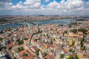 İstanbul, Türkiye - 9 Haziran 2013; İstanbul helikopterden manzara. Galata, Karakoy, Eminonu, helikopterden Golden Horn manzarası. Helikopterden ateş ediliyor..