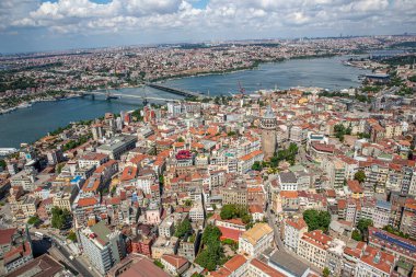 İstanbul, Türkiye - 9 Haziran 2013; İstanbul helikopterden manzara. Galata, Karakoy, Eminonu, helikopterden Golden Horn manzarası. Helikopterden ateş ediliyor..