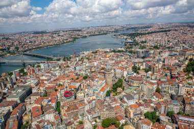 İstanbul, Türkiye - 9 Haziran 2013; İstanbul helikopterden manzara. Galata, Karakoy, Eminonu, helikopterden Golden Horn manzarası. Helikopterden ateş ediliyor..