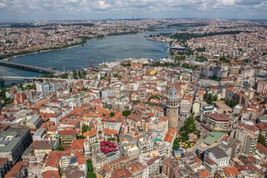 İstanbul, Türkiye - 9 Haziran 2013; İstanbul helikopterden manzara. Galata, Karakoy, Eminonu, helikopterden Golden Horn manzarası. Helikopterden ateş ediliyor..