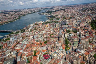 İstanbul, Türkiye - 9 Haziran 2013; İstanbul helikopterden manzara. Galata, Karakoy, Eminonu, helikopterden Golden Horn manzarası. Helikopterden ateş ediliyor..