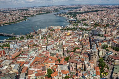 İstanbul, Türkiye - 9 Haziran 2013; İstanbul helikopterden manzara. Galata, Karakoy, Eminonu, helikopterden Golden Horn manzarası. Helikopterden ateş ediliyor..