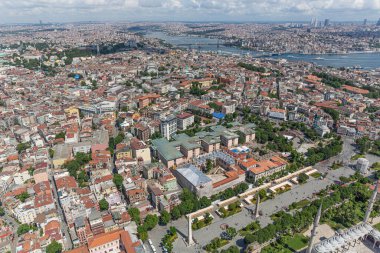 İstanbul hava fotoğrafı; Sultanahmet Meydanı, Cemberlitas, Grand Bazaar, Beyazit Meydanı, helikopterden görüntü.