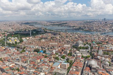 İstanbul hava fotoğrafı; Sultanahmet Meydanı, Cemberlitas, Grand Bazaar, Beyazit Meydanı, helikopterden görüntü.